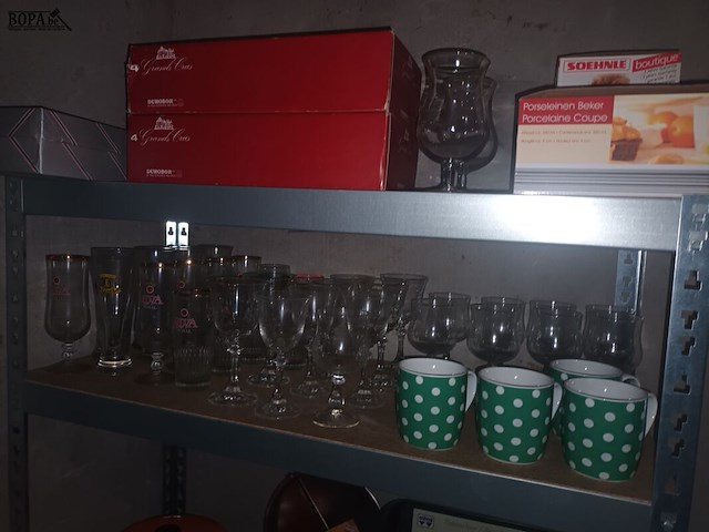 Lot 76 - keukengerei en huisraad. inhoud rek - afbeelding 2 van  4