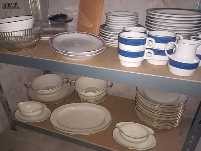 Lot 76 - keukengerei en huisraad. inhoud rek - afbeelding 3 van  4