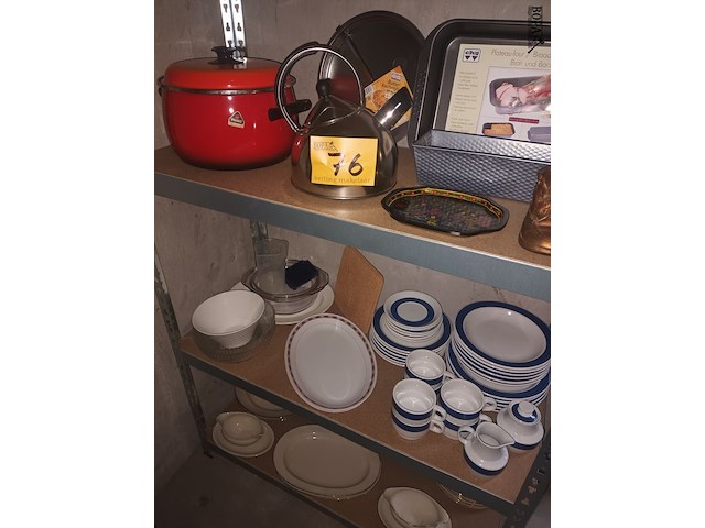 Lot 76 - keukengerei en huisraad. inhoud rek - afbeelding 4 van  4