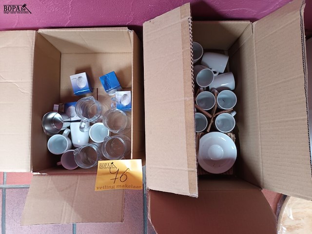 Lot 76 - koffietasjes en melkkannetjes - afbeelding 1 van  3