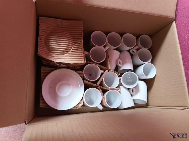 Lot 76 - koffietasjes en melkkannetjes - afbeelding 3 van  3