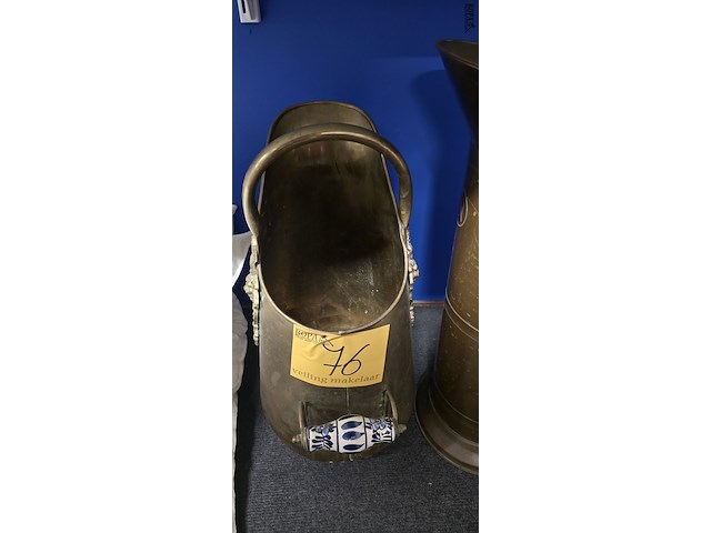 Lot 76 - koperen koolkitten 2 stuks - afbeelding 2 van  3