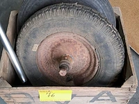 Lot 76 - kruiwagenbanden 2 stuks in bak met bezem - afbeelding 2 van  3