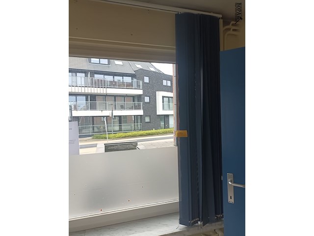 Lot 76 - lamellen gordijn luxaflex. 2 stuks - afbeelding 1 van  4