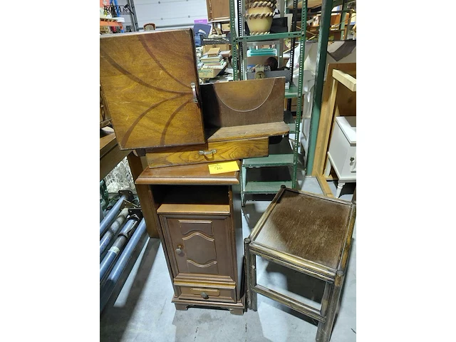 Lot 76 - lot houten meubelkastjes en tafel - afbeelding 1 van  5
