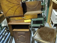 Lot 76 - lot houten meubelkastjes en tafel - afbeelding 1 van  5