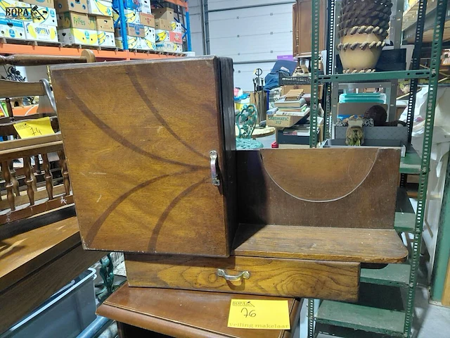 Lot 76 - lot houten meubelkastjes en tafel - afbeelding 2 van  5