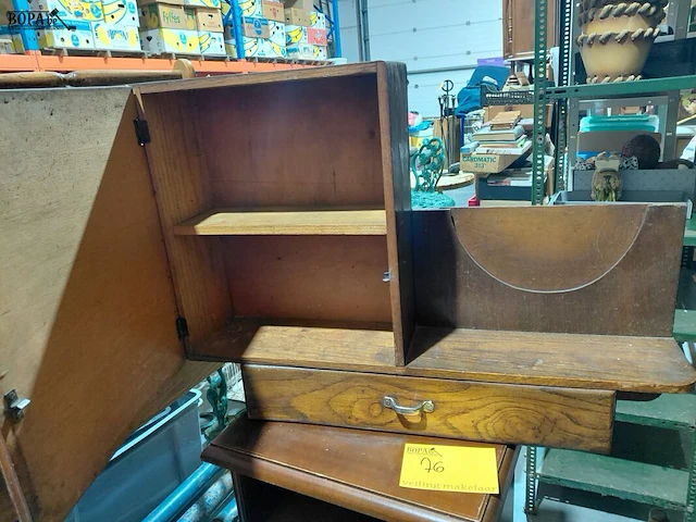 Lot 76 - lot houten meubelkastjes en tafel - afbeelding 3 van  5