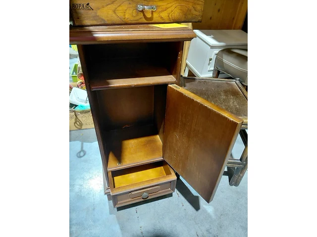 Lot 76 - lot houten meubelkastjes en tafel - afbeelding 4 van  5