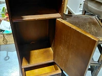 Lot 76 - lot houten meubelkastjes en tafel - afbeelding 4 van  5