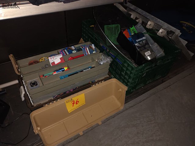 Lot 76 - lot vissersmateriaal - afbeelding 1 van  8