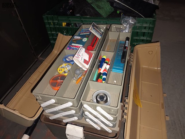 Lot 76 - lot vissersmateriaal - afbeelding 2 van  8