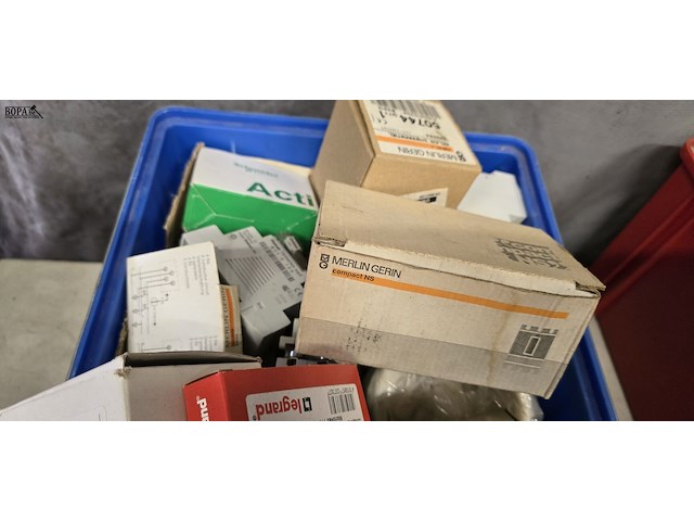 Lot 76 - lot zekeringen - afbeelding 3 van  4