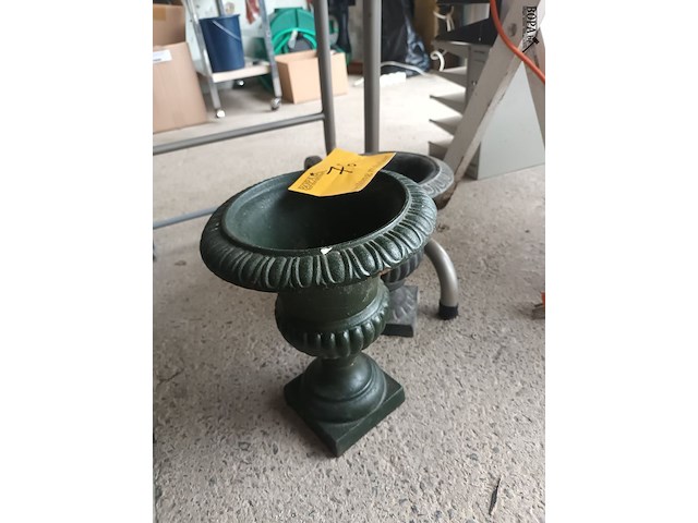 Lot 76 - metalen tuinvazen. 2 stuks - afbeelding 2 van  2