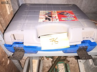 Lot 76 - moeren en bouten - afbeelding 1 van  3