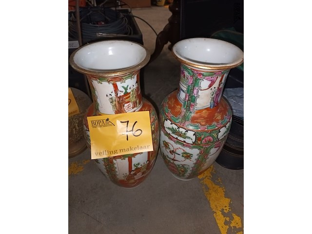 Lot 76 - oosterse vazen. 2 stuks - afbeelding 1 van  4