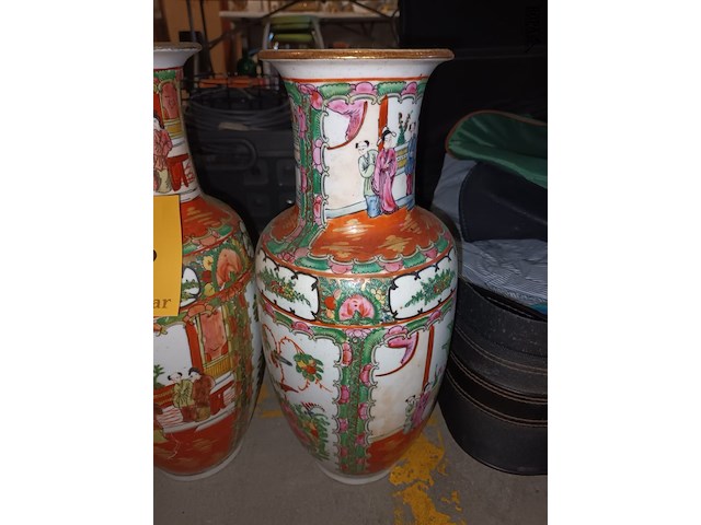 Lot 76 - oosterse vazen. 2 stuks - afbeelding 2 van  4