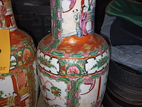 Lot 76 - oosterse vazen. 2 stuks - afbeelding 2 van  4