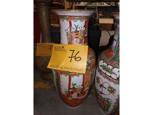 Lot 76 - oosterse vazen. 2 stuks - afbeelding 3 van  4