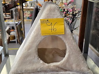 Lot 76 - opvouwbaar poezenhuisje met dekentje - afbeelding 1 van  4