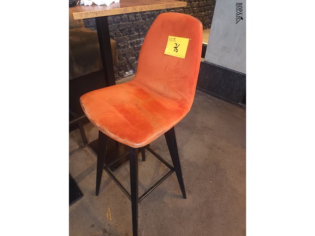 Lot 76 - oranje barstoel mobitec. 10 stuks - afbeelding 1 van  3