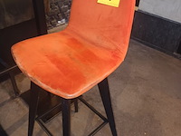 Lot 76 - oranje barstoel mobitec. 10 stuks - afbeelding 1 van  3