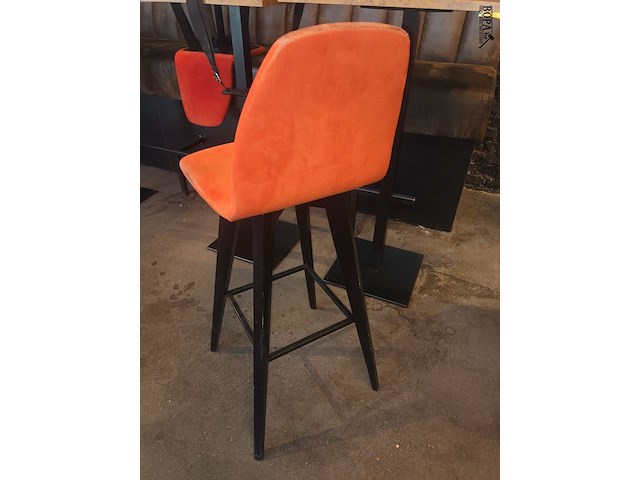 Lot 76 - oranje barstoel mobitec. 10 stuks - afbeelding 2 van  3