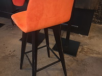 Lot 76 - oranje barstoel mobitec. 10 stuks - afbeelding 2 van  3