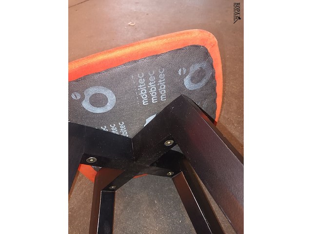 Lot 76 - oranje barstoel mobitec. 10 stuks - afbeelding 3 van  3