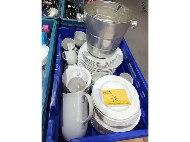 Lot 76 - servies en ijsemmer. 1 bak - afbeelding 1 van  3