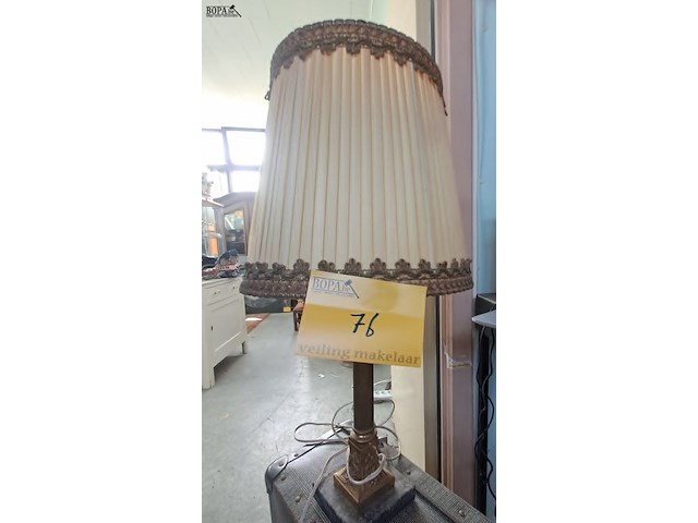Lot 76 - tafellamp met koperen voet op marmer stuk en cremekleurige s - afbeelding 1 van  3