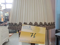 Lot 76 - tafellamp met koperen voet op marmer stuk en cremekleurige s - afbeelding 1 van  3
