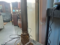 Lot 76 - tafellamp met koperen voet op marmer stuk en cremekleurige s - afbeelding 2 van  3