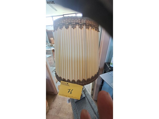 Lot 76 - tafellamp met koperen voet op marmer stuk en cremekleurige s - afbeelding 3 van  3