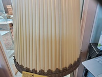 Lot 76 - tafellamp met koperen voet op marmer stuk en cremekleurige s - afbeelding 3 van  3