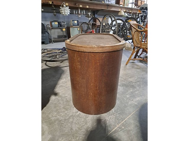 Lot 76 - vintage houten onderstel voor eettafel eik - afbeelding 3 van  6