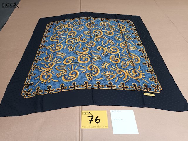 Lot 76 - zijden sjaal givenchy - afbeelding 1 van  4
