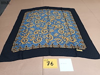 Lot 76 - zijden sjaal givenchy - afbeelding 1 van  4