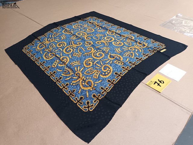 Lot 76 - zijden sjaal givenchy - afbeelding 2 van  4