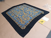 Lot 76 - zijden sjaal givenchy - afbeelding 2 van  4