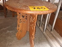 Lot 760 - bijzettafeltje met pauw - afbeelding 1 van  3