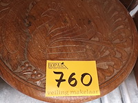 Lot 760 - bijzettafeltje met pauw - afbeelding 2 van  3