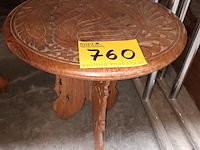 Lot 760 - bijzettafeltje met pauw - afbeelding 3 van  3