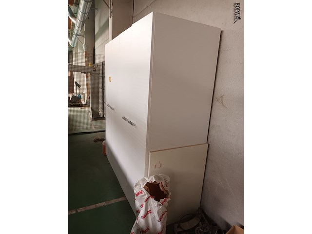 Lot 760 - witte melamine kast. 2 stuks - afbeelding 1 van  5