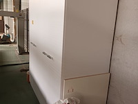 Lot 760 - witte melamine kast. 2 stuks - afbeelding 1 van  5
