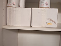 Lot 760 - witte melamine kast. 2 stuks - afbeelding 3 van  5
