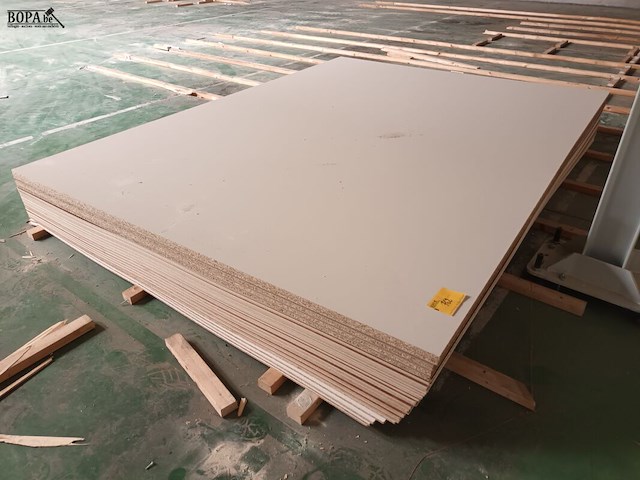 Lot 762 - melamine panelen. 34 stuks - afbeelding 1 van  2