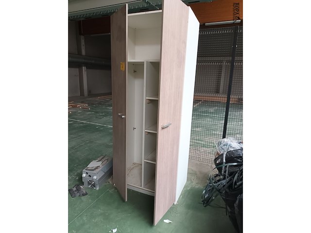 Lot 763 - kast met 2 deuren - afbeelding 2 van  2