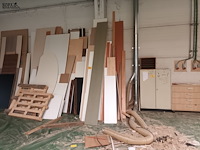 Lot 764 - kastjes en resten melamine panelen - afbeelding 1 van  4