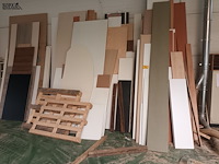 Lot 764 - kastjes en resten melamine panelen - afbeelding 2 van  4